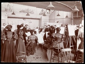 ウィリアムチェイス、1896年から98年にかけて女子学生向けのアートクラスを指導（銀ゼラチンプリント）